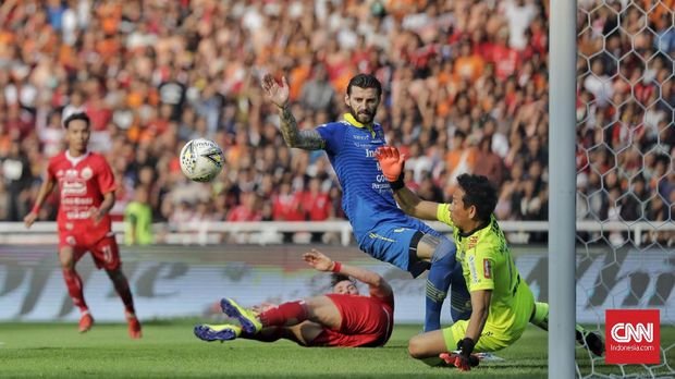 Sempat tertinggal dari Persija, Persib bisa menyamakan kedudukan menjadi 1-1.