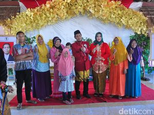 Maju Pilkades di Grobogan, Pasutri Ini Berdandan Bak Mempelai