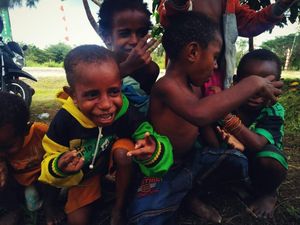 Sukacita Warga Kampung di Mimika Sambut Bakti TNI Sukacita Warga Kampung di Mimika Sambut Bakti TNI