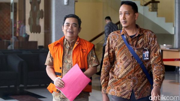 Usai Diperiksa KPK, Achmad Junaidi Tutupi Borgol dengan Map
