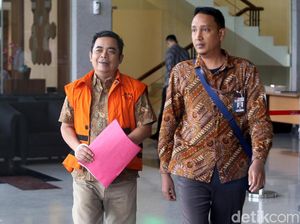 Usai Diperiksa KPK, Achmad Junaidi Tutupi Borgol dengan Map Usai Diperiksa KPK, Achmad Junaidi Tutupi Borgol dengan Map