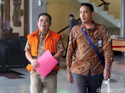 Usai Diperiksa KPK, Achmad Junaidi Tutupi Borgol dengan Map