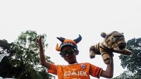 Seorang anak membawa boneka macan yang menjadi julukan Persija.