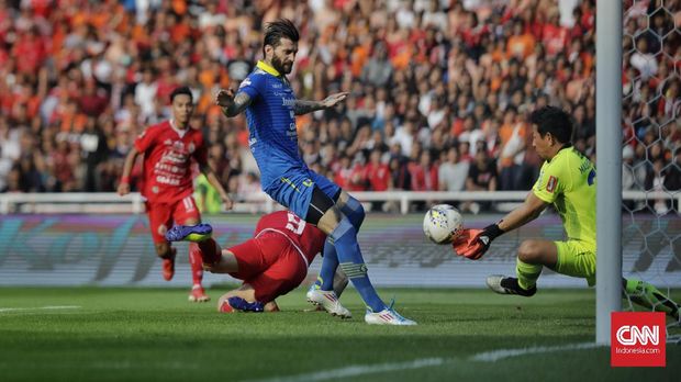 Duel Persija lawan Persib berakhir imbang 1-1.