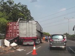 2 Truk Kecelakaan di Tol JORR Arah Pondok Indah, Lalin Macet 5 Km
