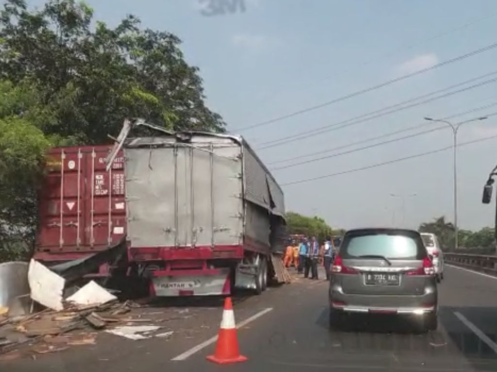 2 Truk Kecelakaan di Tol JORR Arah Pondok Indah, Lalin Macet 5 Km 2 Truk Kecelakaan di Tol JORR Arah Pondok Indah, Lalin Macet 5 Km