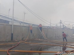 Kebakaran di Tebet Padam, Damkar Sisir Titik Api Cegah Penyalaan Lagi