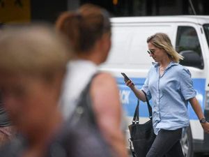 Usulan Denda Rp 2 Juta di Australia karena Seberangi Jalan Sambil Lihat HP