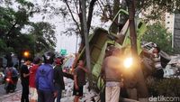 Kecelakaan Truk di Kemayoran, Sopir Terjepit