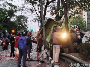 Kecelakaan Truk di Kemayoran, Sopir Terjepit