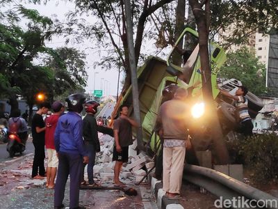 Kecelakaan Truk di Kemayoran, Sopir Terjepit