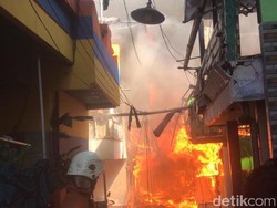 Kebakaran Melanda Permukiman Padat Penduduk di Bubutan Surabaya