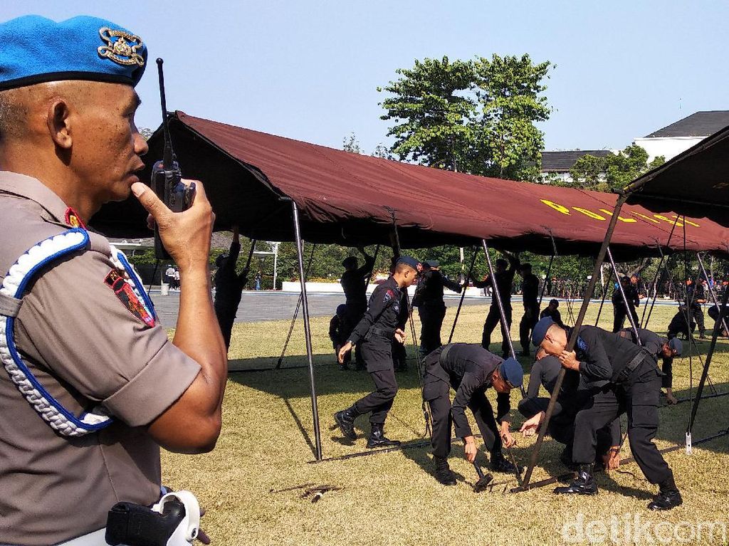 Peringati HUT Bhayangkara, Brimob Polda Jabar Pamer Pasang Tenda 1 Menit Peringati HUT Bhayangkara, Brimob Polda Jabar Pamer Pasang Tenda 1 Menit