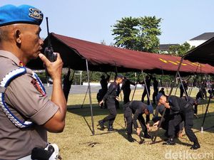 Peringati HUT Bhayangkara, Brimob Polda Jabar Pamer Pasang Tenda 1 Menit Peringati HUT Bhayangkara, Brimob Polda Jabar Pamer Pasang Tenda 1 Menit