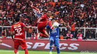 Persija banyak menekan tim tamu sepanjang babak pertama.
