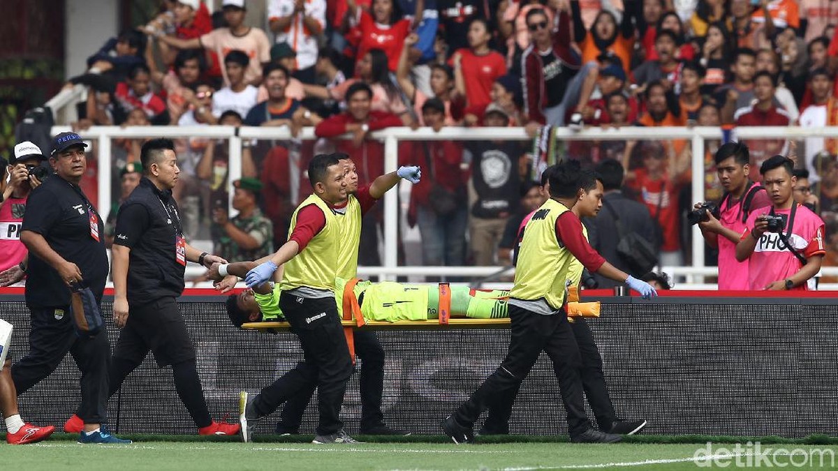 Penjaga gawang Persib Bandung, M Natshir, cedera saat melawan Persija Jakarta. (Foto: Rifkianto Nugroho/detikSport)