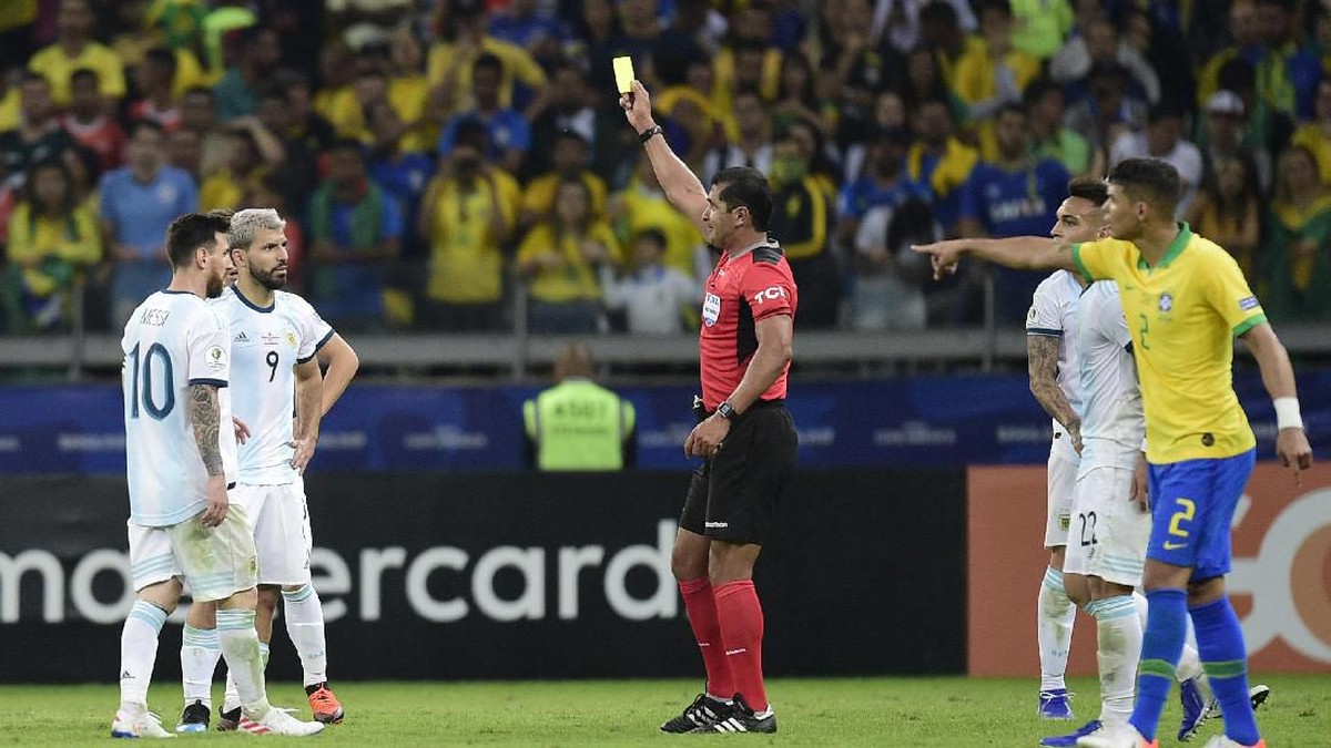 Laga Brasil vs Argentina di semifinal Copa America 2019 diselimuti kontroversi. (Foto: Juliana Flister/Getty Images)