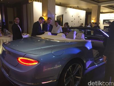 Bentley Continental GT Atap Terbuka Meluncur di Jakarta