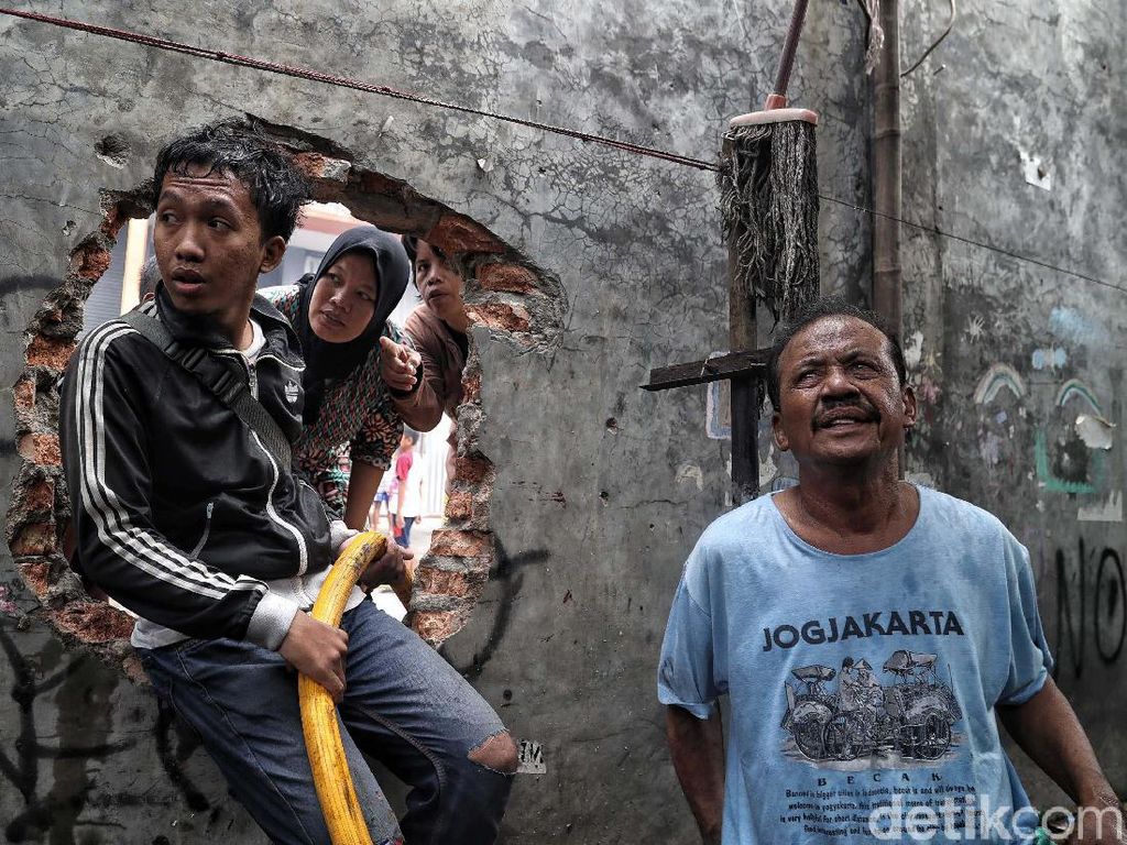 Pengungsi Kebakaran Tebet Butuh Air Bersih hingga Perlengkapan Balita Pengungsi Kebakaran Tebet Butuh Air Bersih hingga Perlengkapan Balita