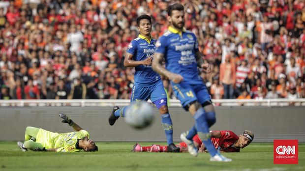 Persib Bandung tertinggal 0-3 dari Arema di babak pertama.