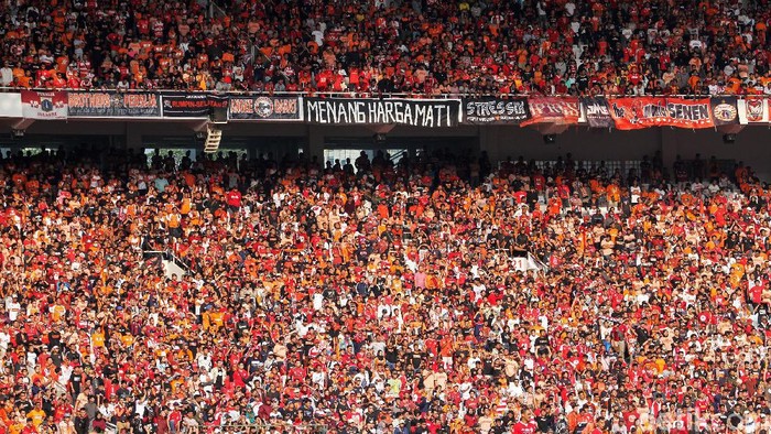 Persija Jakarta dan Persib Bandung bertanding di laga pekan kedelapan Liga 1 2019. Pertandingan yang dihelat di SUGBK itu dipadati The Jakmania.