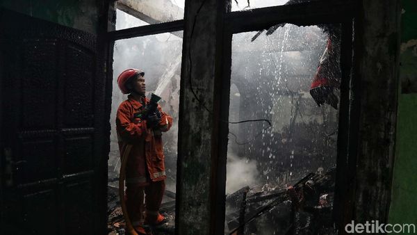 Api Melahap Permukiman Padat Penduduk di Tebet