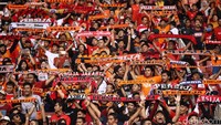 The Jakmania membentangkan syal sebagai tanda dukungan kepada para pemain Persija.