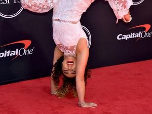 Beda dari Lainnya, Atlet Senam Ini Pose Handstand di Karpet Merah