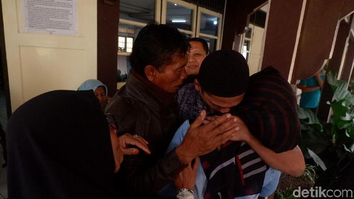 Iska tangis mewarnai putusan vonis asit PSSI Nurul Safarid. (Uje Hartono/detikSport) Iska tangis mewarnai putusan vonis asit PSSI Nurul Safarid. (Uje Hartono/detikSport)