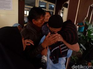 Sidang Mafia Bola: Isak Tangis dan Sujud Syukur Warnai Vonis Nurul Safarid Sidang Mafia Bola: Isak Tangis dan Sujud Syukur Warnai Vonis Nurul Safarid