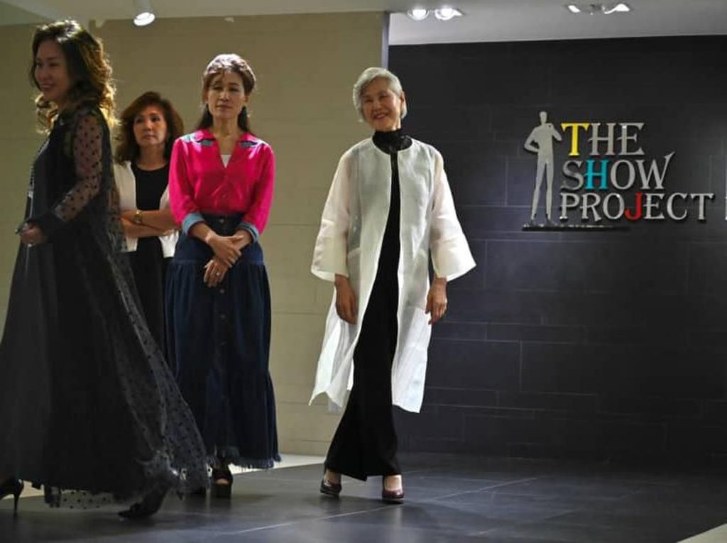 Nenek 75 Tahun Debut di Seoul Fashion Week, Jadi Model Tertua Korea Selatan Nenek 75 Tahun Debut di Seoul Fashion Week, Jadi Model Tertua Korea Selatan