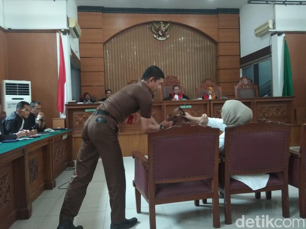 Sidang Vonis, Ratna Sarumpaet Simak Hakim dengan Pegang Tasbih Sidang Vonis, Ratna Sarumpaet Simak Hakim dengan Pegang Tasbih
