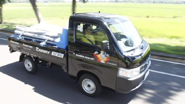 Di segmen Low Multi Purpose Vehicle (MPV), Suzuki memang belum menguasai pasar melalui Ertiga. Namun jika bicara mengenai kendaraan niaga, Suzuki boleh sedikit bangga karena Carry berhasil menjadi pemenang, khususnya dikelas pikap 1.500 cc.