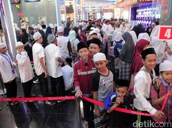 Diajak Berkeliling Trans Studio Cibubur, Anak Yatim Senang Banget