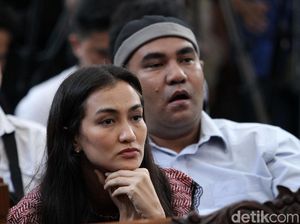 Atiqah Hasiholan Antar Ratna Sarumpaet ke Rumah Usai Bebas Atiqah Hasiholan Antar Ratna Sarumpaet ke Rumah Usai Bebas