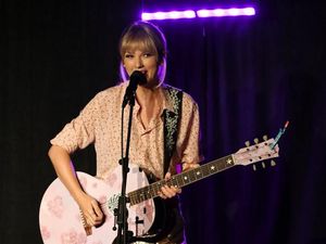 Taylor Swift Ajak Penggemar Beruntung ke Rumahnya Taylor Swift Ajak Penggemar Beruntung ke Rumahnya