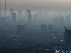 Sampah Kondom hingga Celana Dalam Sumbat Gorong-gorong Mega Kuningan
