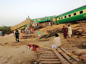 Detik-detik Tabrakan Maut Dua Kereta di Pakistan