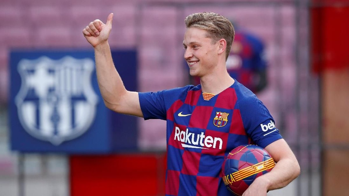 Frenkie de Jong enggan dibanding-bandingkan dengan Andres Iniesta dan Xavi Hernandez (Albert Gea/REUTERS)
