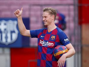 Jangan Samakan De Jong dengan Iniesta dan Xavi