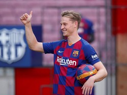 Jangan Samakan De Jong dengan Iniesta dan Xavi