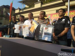Pembuat Status Tak Usah Pajang Foto Presiden Jadi Tersangka Pembuat Status Tak Usah Pajang Foto Presiden Jadi Tersangka