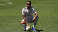 Di urutan 11 kembali ada penggawa baru Madrid, Eder Militao. Untuk mendatangkan bek tengah asal Brasil itu El Real harus mengeluarkan dana 50 juta euro. (REUTERS/Juan Medina)