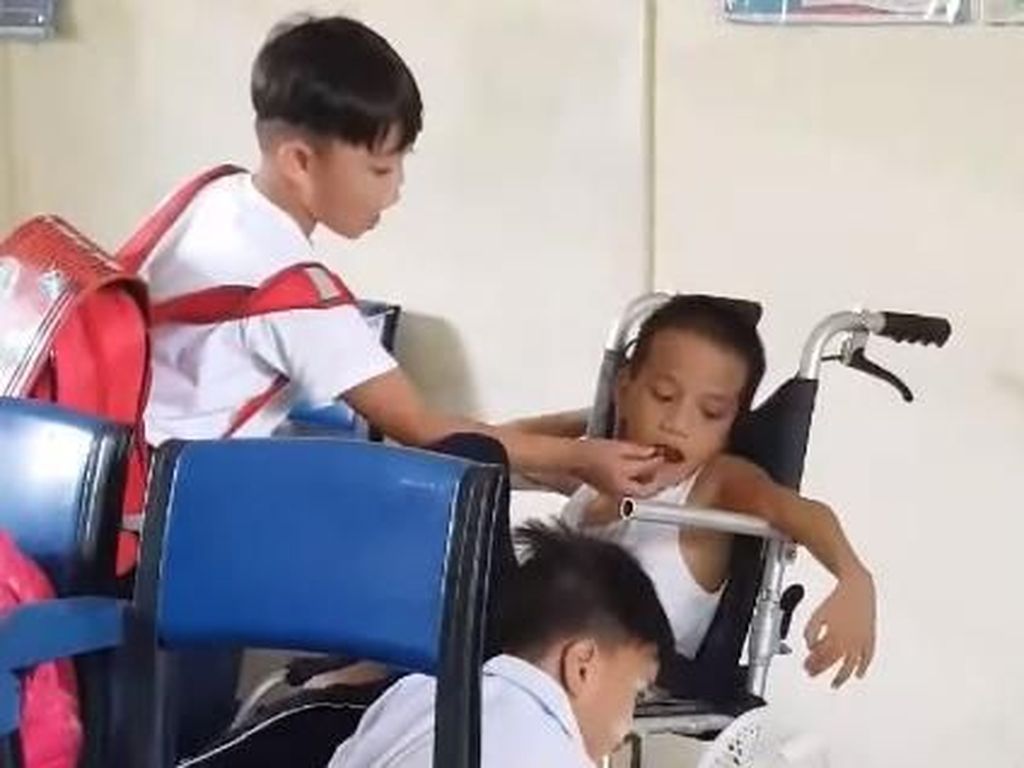 Menghangatkan Hati! Video Viral saat Anak-anak Suapi Temannya yang Sakit
