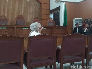 Sebelum Sidang Vonis, Ratna Sarumpaet Pose Salam Dua Jari