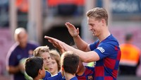 Pemain baru yang masuk daftar starting xi termahal adalah Frenkie de Jong. Uang 75 juta euro ditransfer Barcelona ke Ajax Amsterdam untuk mendapatkan sang gelandang. (Albert Gea/REUTERS)