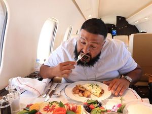 Gaya Kulineran Mewah DJ Khaled Saat Makan di Pesawat Pribadi