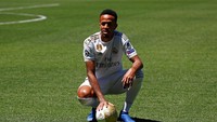 Eder Militao, bek berusia 22 tahun yang baru didatangkan dari Porto dinilai belum memuaskan. Padahal digadang-gadang sebagai calon pengganti Sergio Ramos. Kabarnya, Real Madrid berminat meminjamkannya dulu ke klub lain (Juan Medina/Reuters)