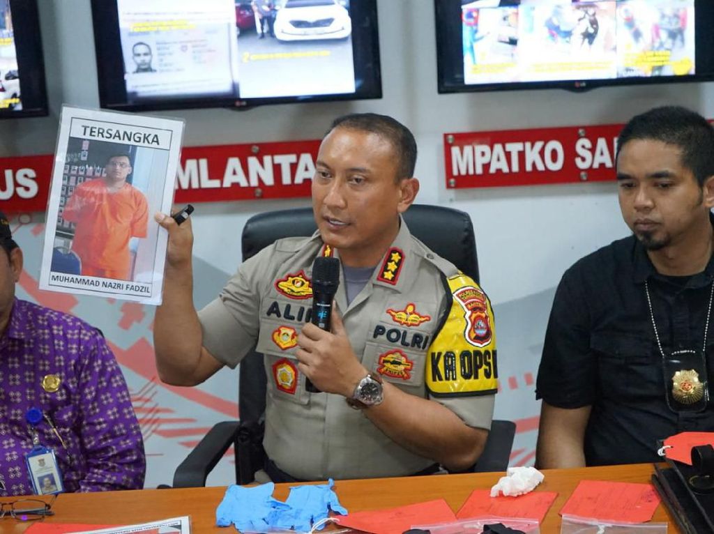 Ciat! Kapolres Tangerang Peragakan Rampok Lompati Etalase Toko Emas Ciat! Kapolres Tangerang Peragakan Rampok Lompati Etalase Toko Emas