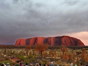 Nekad Ingin Mendaki Uluru Sebelum Ditutup, Turis Ramai Berkemah di Pinggir Jalan